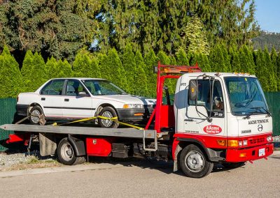 AacmeTowing_009_singletruck-with-car-on