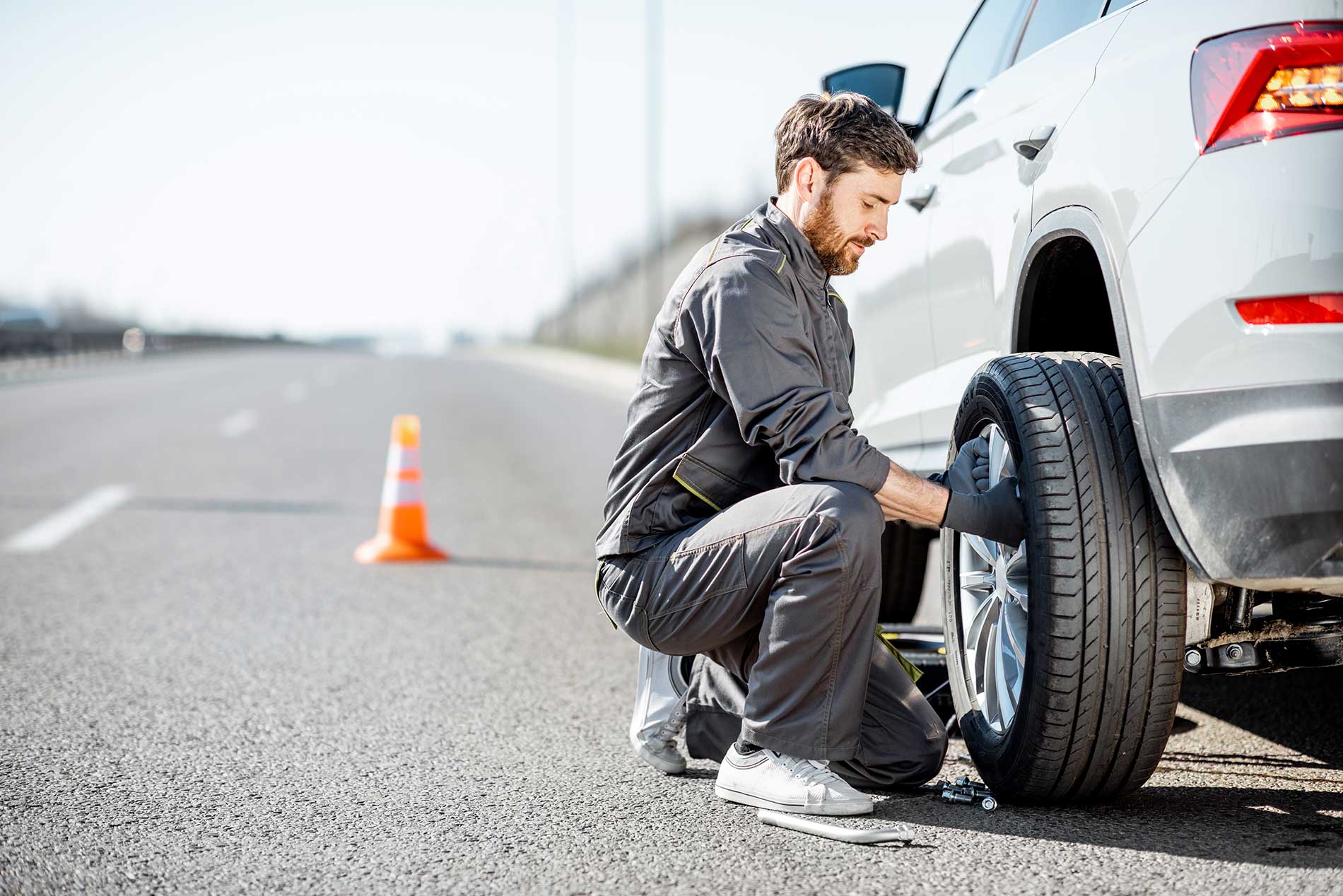 changing-car-tire